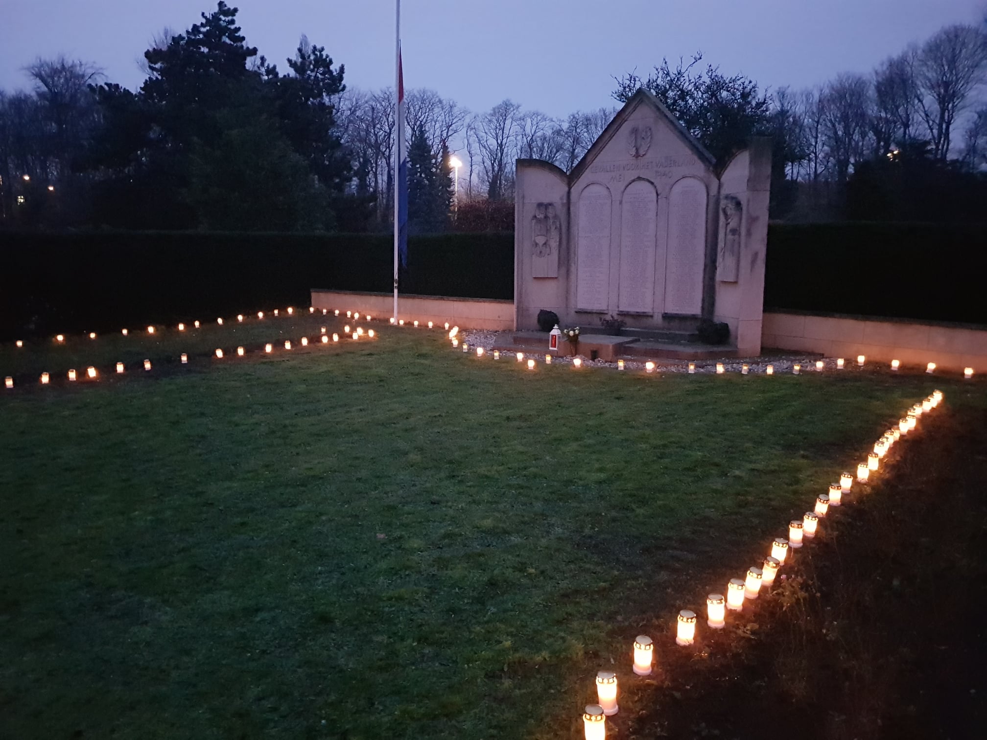 Lichtjes op het Militaire Erehof in Den Haag